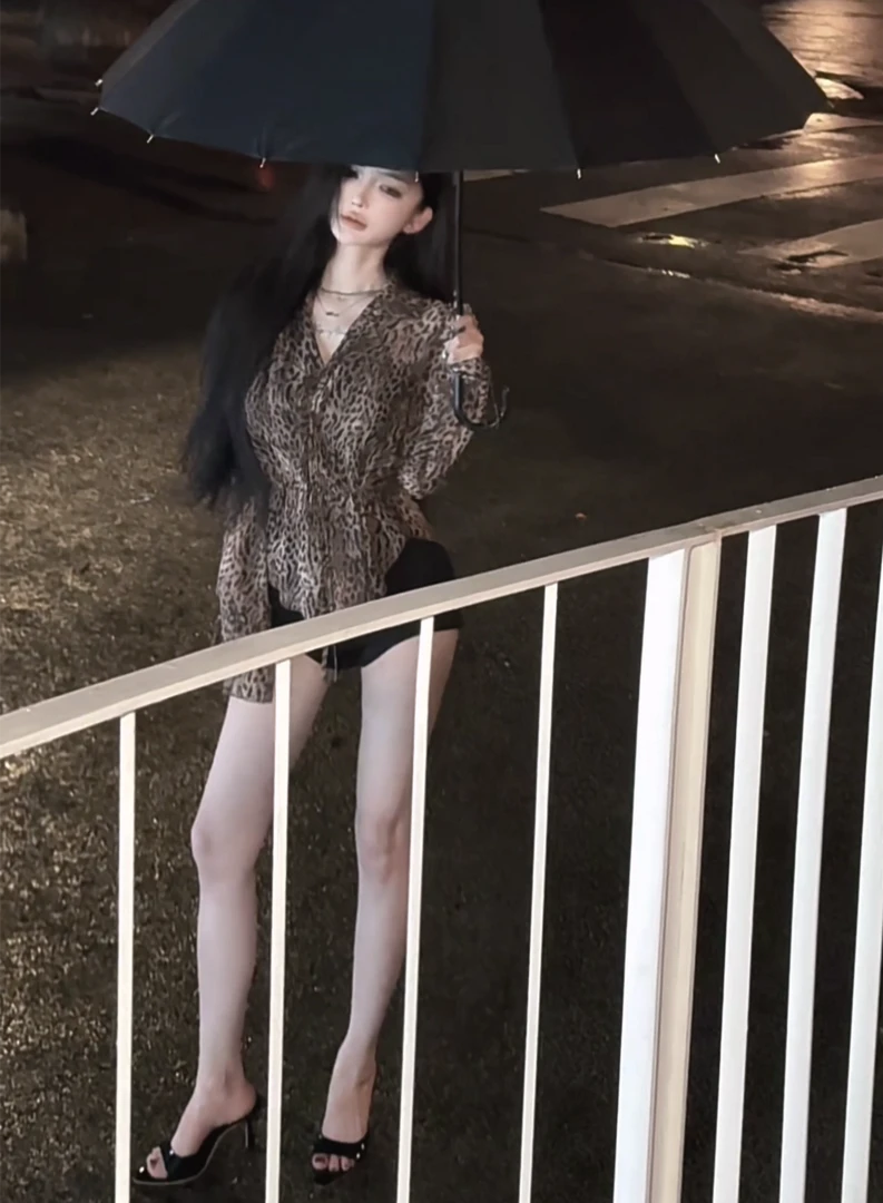 现货【PAN】  性感复古风  微透豹纹收腰上衣P608