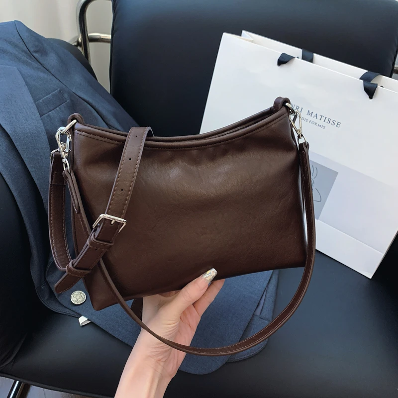 软皮通勤包包女式秋季新款百搭单肩腋下包简约气质枕头斜挎包