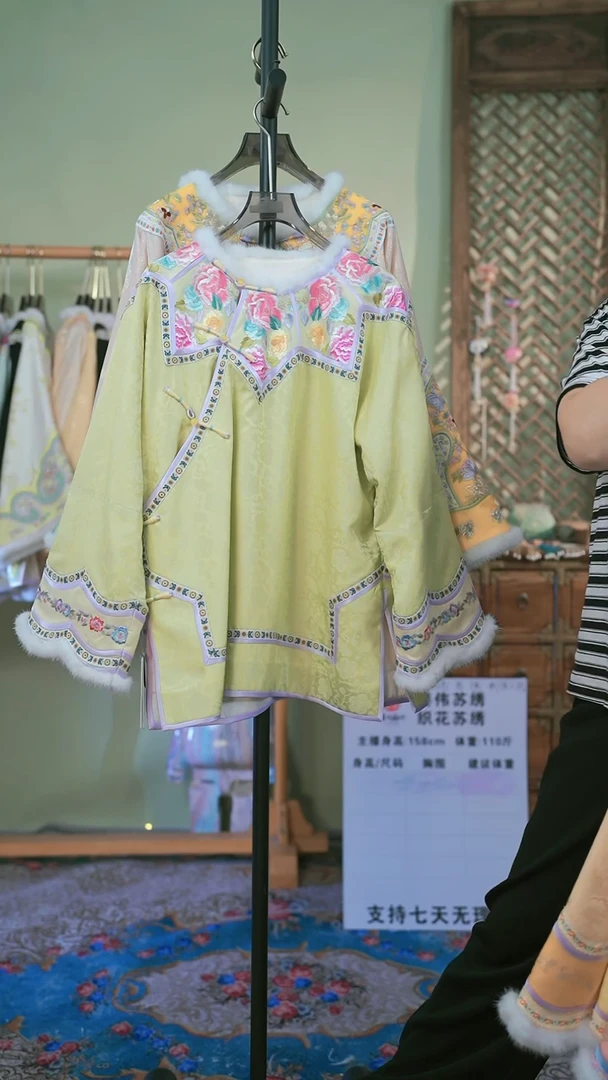 【闪购商品】织绣  冬款 双层黄绿色上衣胸围112