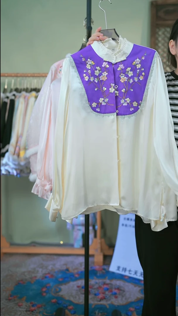 【闪购商品】刺绣单层奶白色上衣胸围112