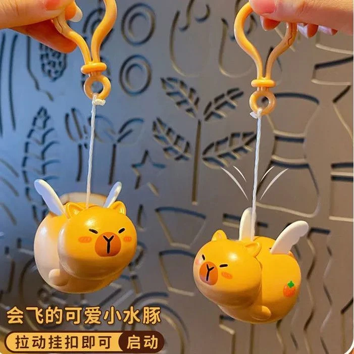 卡皮巴拉飞天挂件水豚小猪玩具钥匙扣公仔情侣卡趣味背包挂件礼品