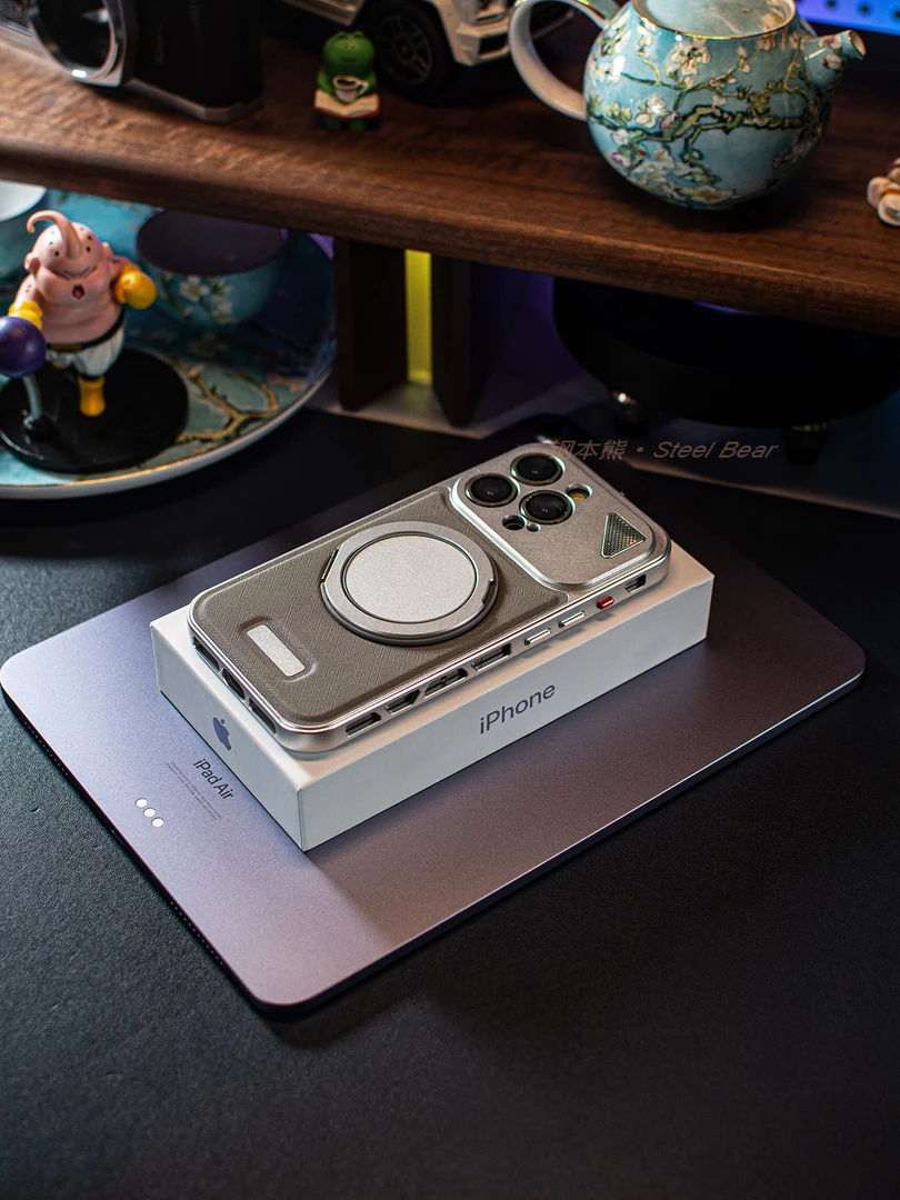 适用于苹果15Max金属弹扣高级皮革商务磁吸支架散热镂空手机壳