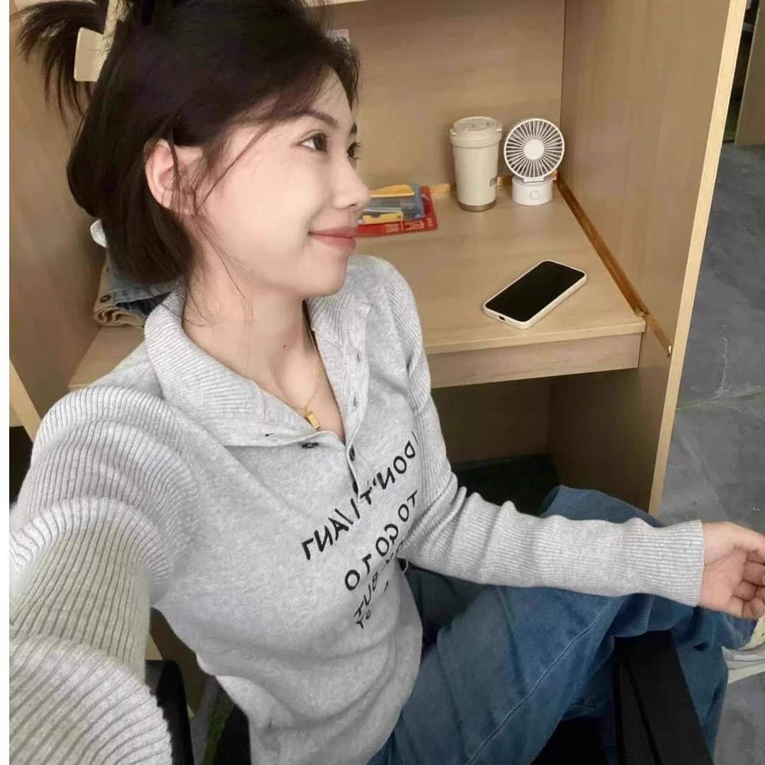韩系灰色半高领针织衫女春秋新款字母设计感气质翻领早秋薄款上衣