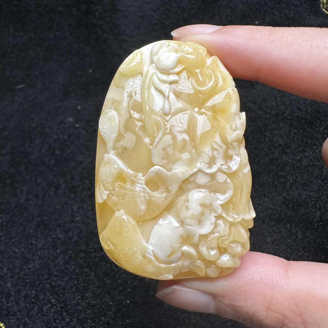 年年有鱼巧雕蜜蜡吊坠飘绿琥珀项链缅甸天然琥珀8MM单珠项链抚顺