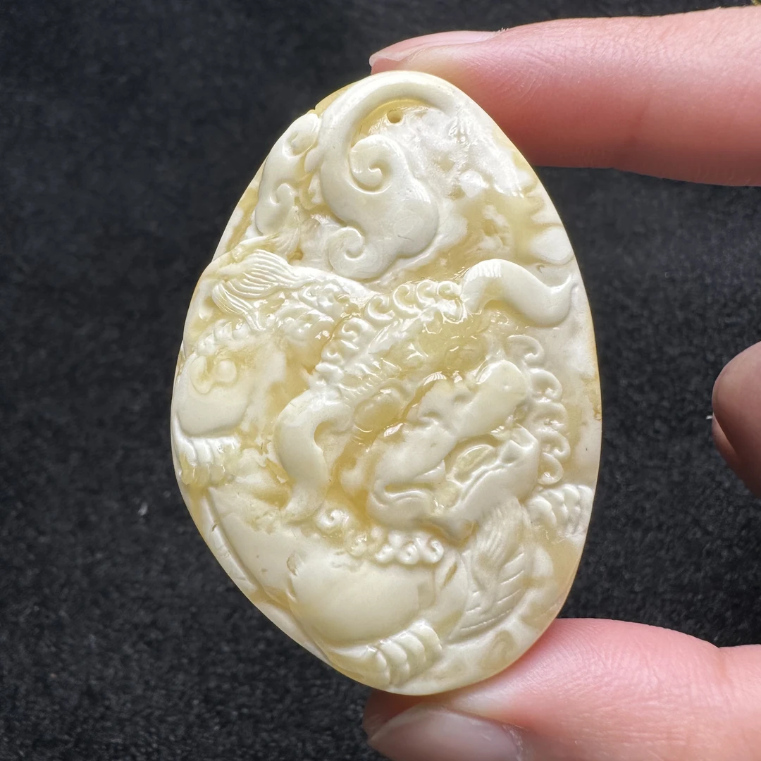 4391瑞狮琥珀白蜜蜡吊坠精雕孤品时尚俏色巧雕养生有机珠宝挂坠