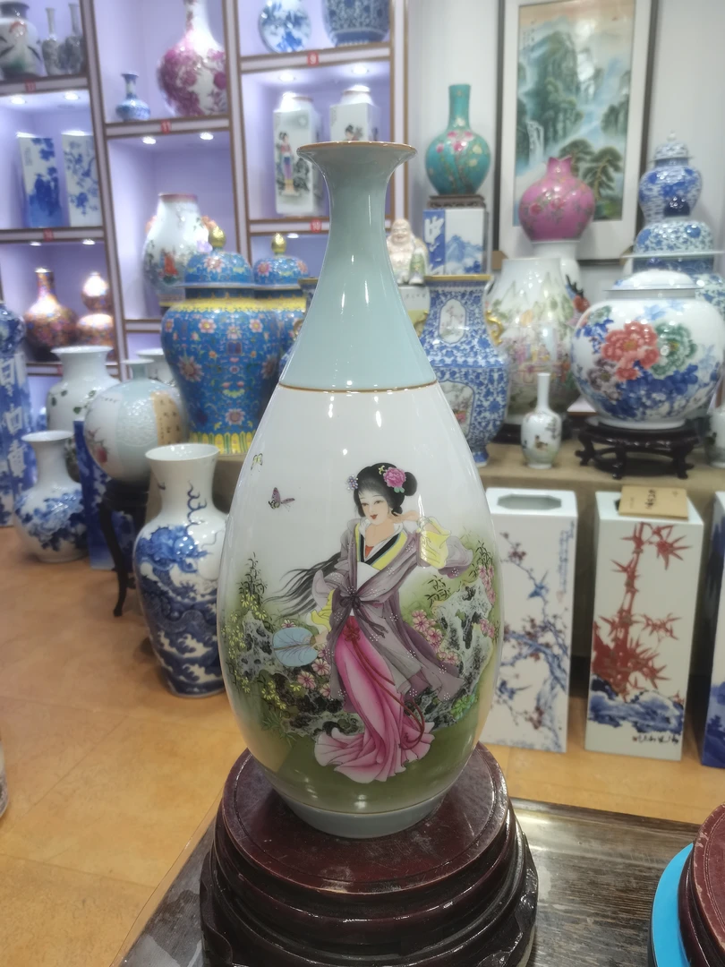 全手工粉彩人物画胆瓶