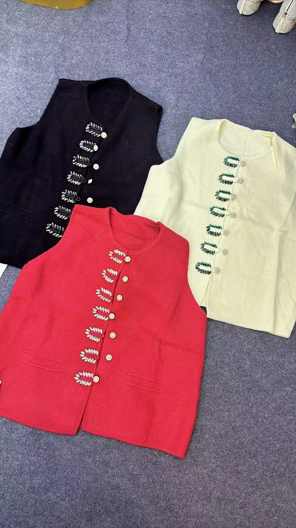 LL琳大码时尚圆领单排扣开叉马甲洋气减龄百搭叠穿上衣马甲6615