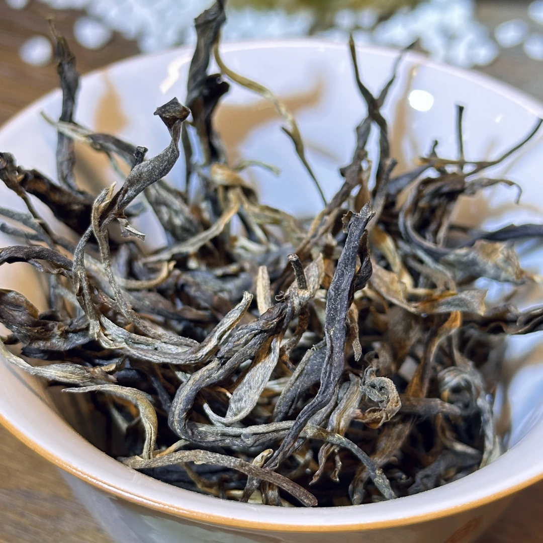 【识别】临沧大雪山2023年头春大树纯料传统工艺生普散茶