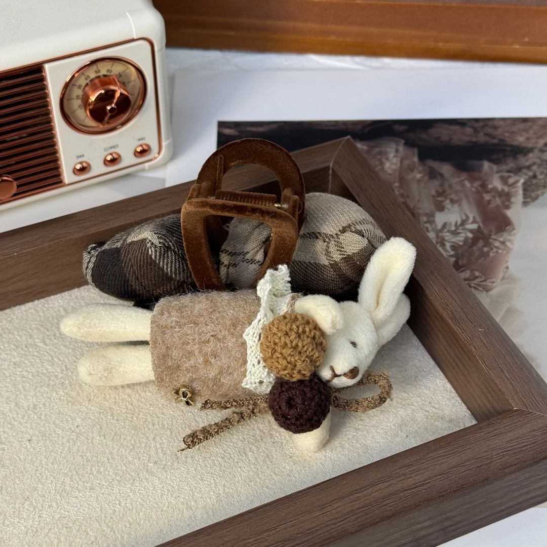 A703~~8CM森系蕾丝裙兔子小动物甜美布艺发夹可爱胸花韩版卡通