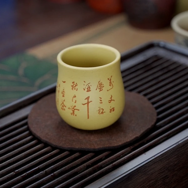 3181 宜兴原矿紫砂 本山段泥本绿刻字小口杯主人杯 120ML 左右