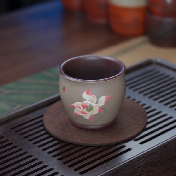 8062 宜兴原矿紫砂茶具 石红粉浆老段泥堆绘荷花主人杯 150ML NX
