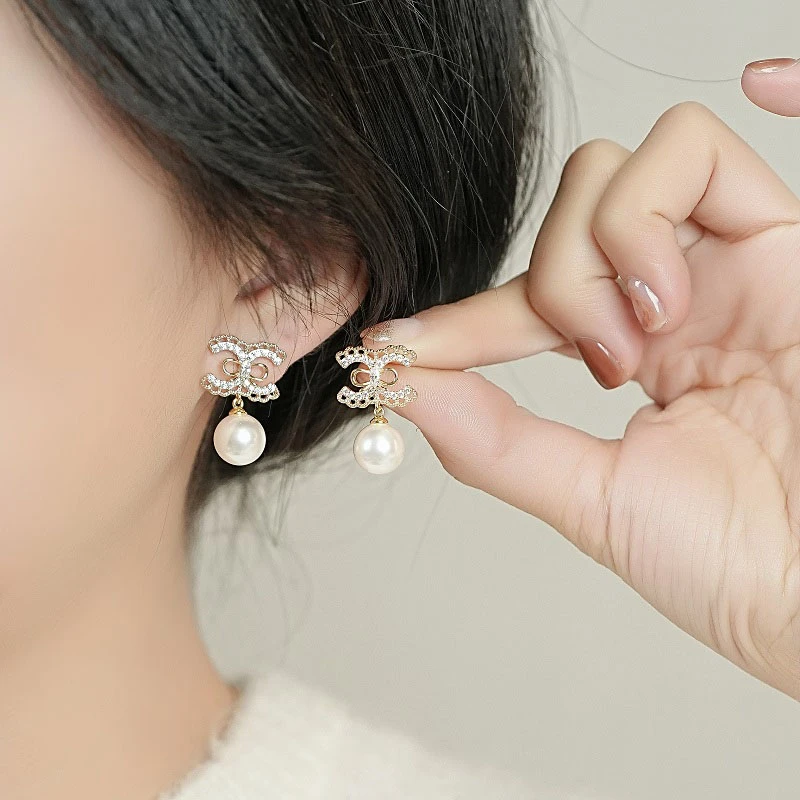 铜合金仿珍珠耳饰 s925银针级感简约气质双C耳钉小香风轻奢耳环