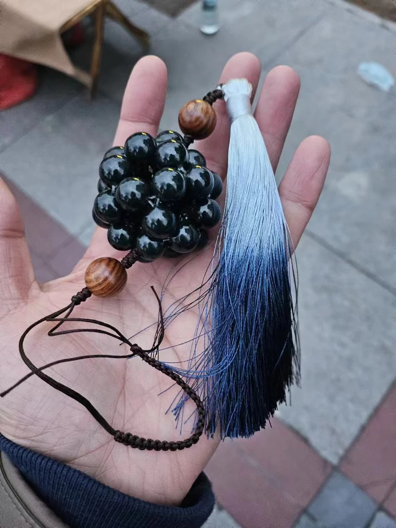和田玉挂件，精美手工穿制。