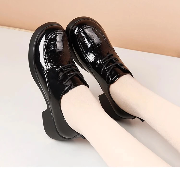 新款系带单鞋女中跟粗跟小码皮鞋英伦漆皮高跟中年妈妈时尚乐福鞋