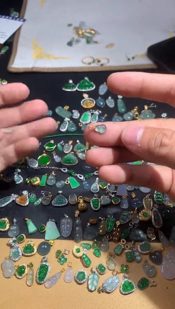 【闪购商品】翡翠吊坠(不含链)18K金镶嵌1