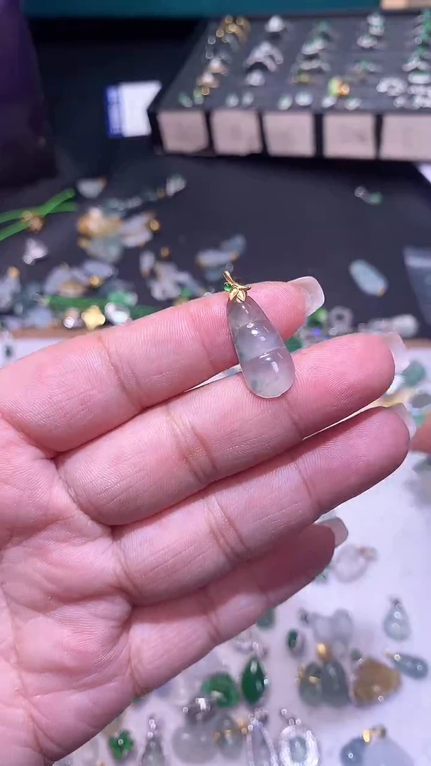 【闪购商品】翡翠吊坠(不含链)18K金镶嵌1