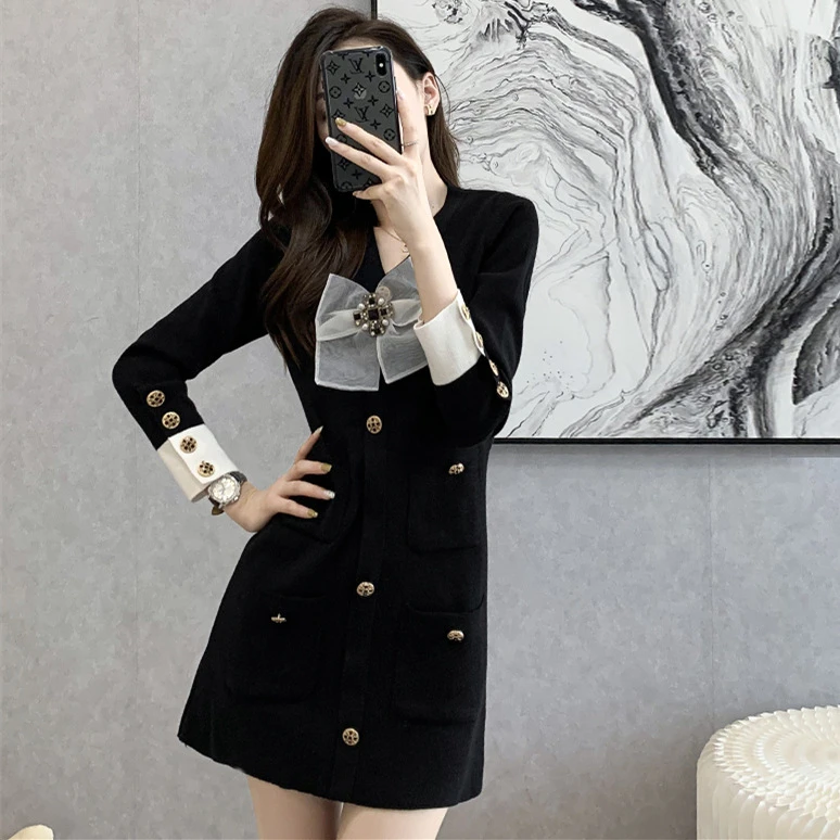 2025秋冬新款法式赫本风小黑裙轻奢名媛修身显瘦小香风针织连衣裙