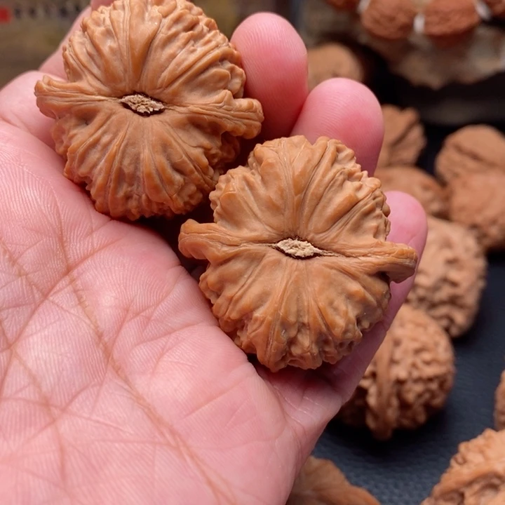 文玩核桃把件?**°40闷白