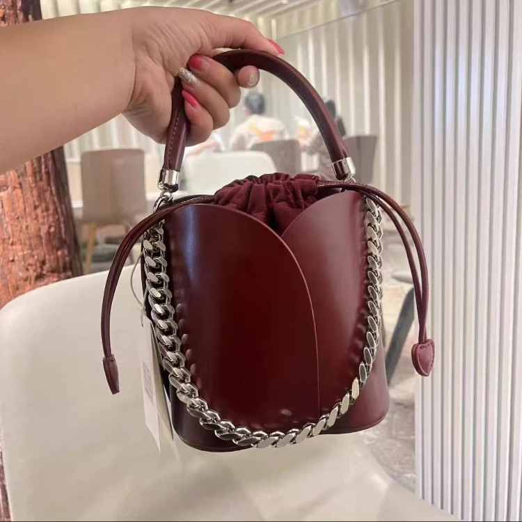 女士气质时尚新款花瓣水桶包个性链条手提单肩斜挎包女百搭复古