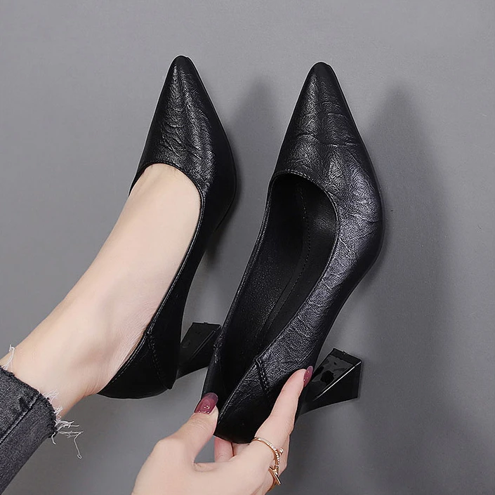 真皮尖头单鞋女春季新款粗跟高跟鞋黑色工作鞋超软百搭时装鞋皮鞋