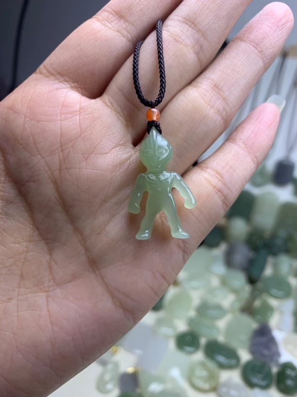 和田玉奥特曼吊坠纯手工雕刻小孩可爱款冰底精致时尚带绳子精美