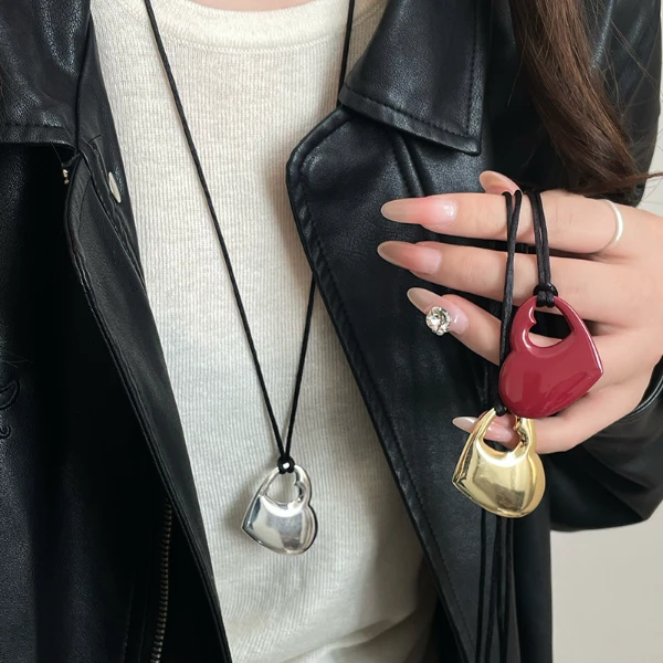 非金属皮质项链 韩国ins博主爱心吊坠项链简约黑绳长款毛衣链B30