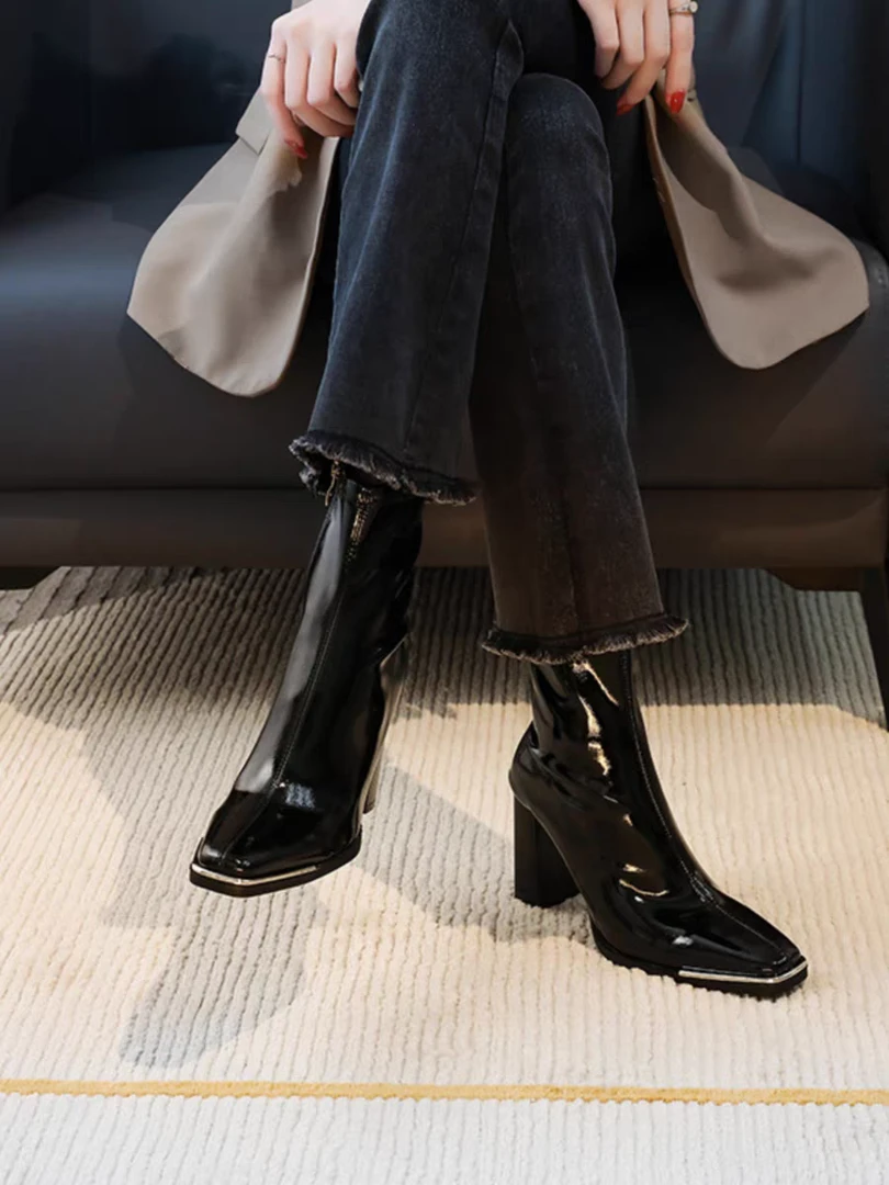 肯豆同款靴2025新款秋冬气质靴女粗跟金属方头黑色高跟靴漆皮短靴