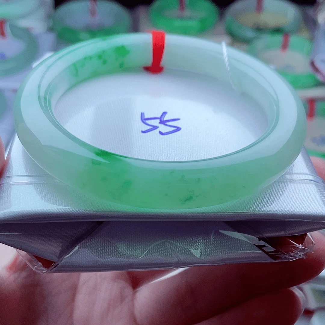 0301圆55阳绿冰起胶高贵藏收传承天然缅甸翡翠A货55.6，10.3，10.3。