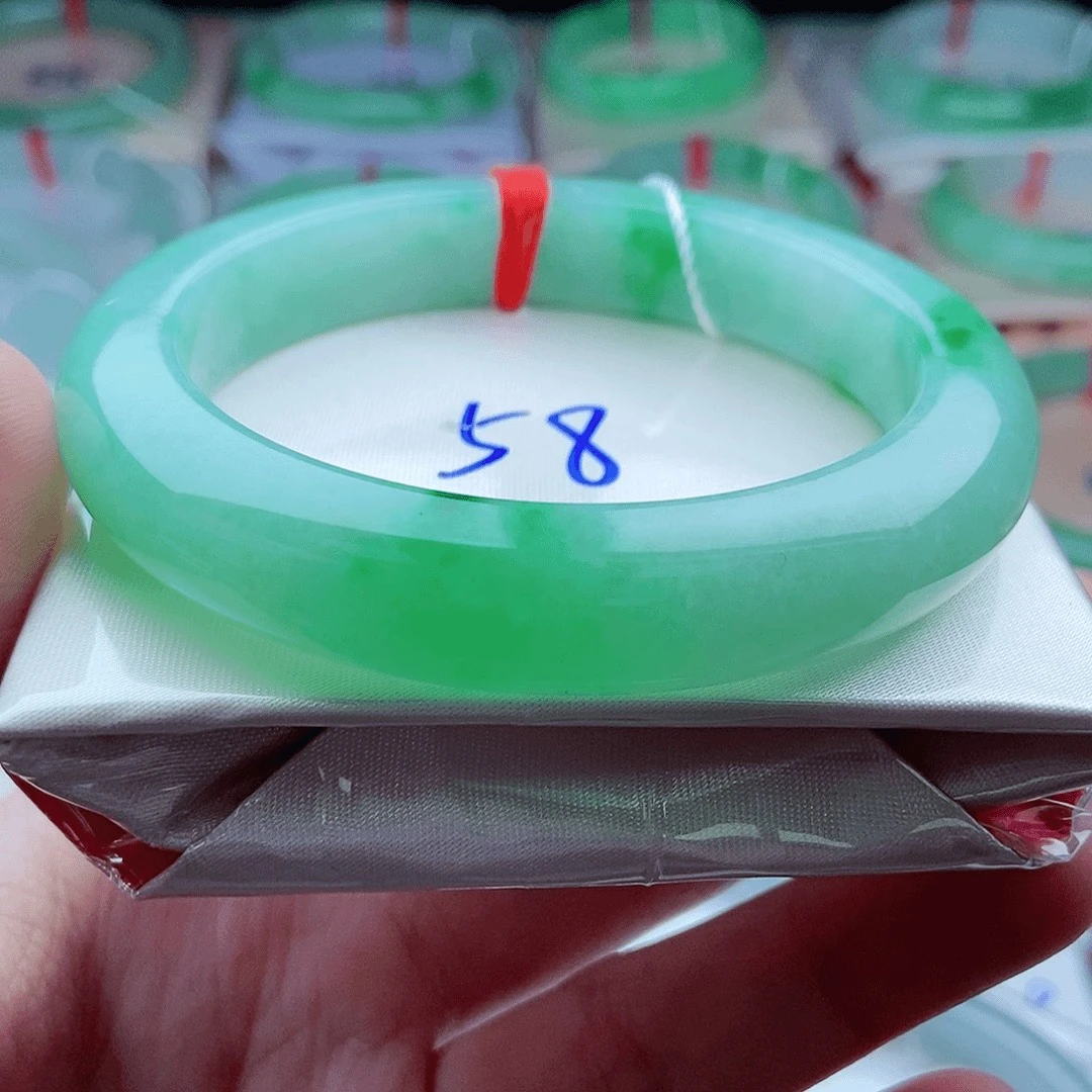 0657编58阳绿高贵藏收传承平安玉镯天然缅甸翡翠A货58，11.8，10.5。