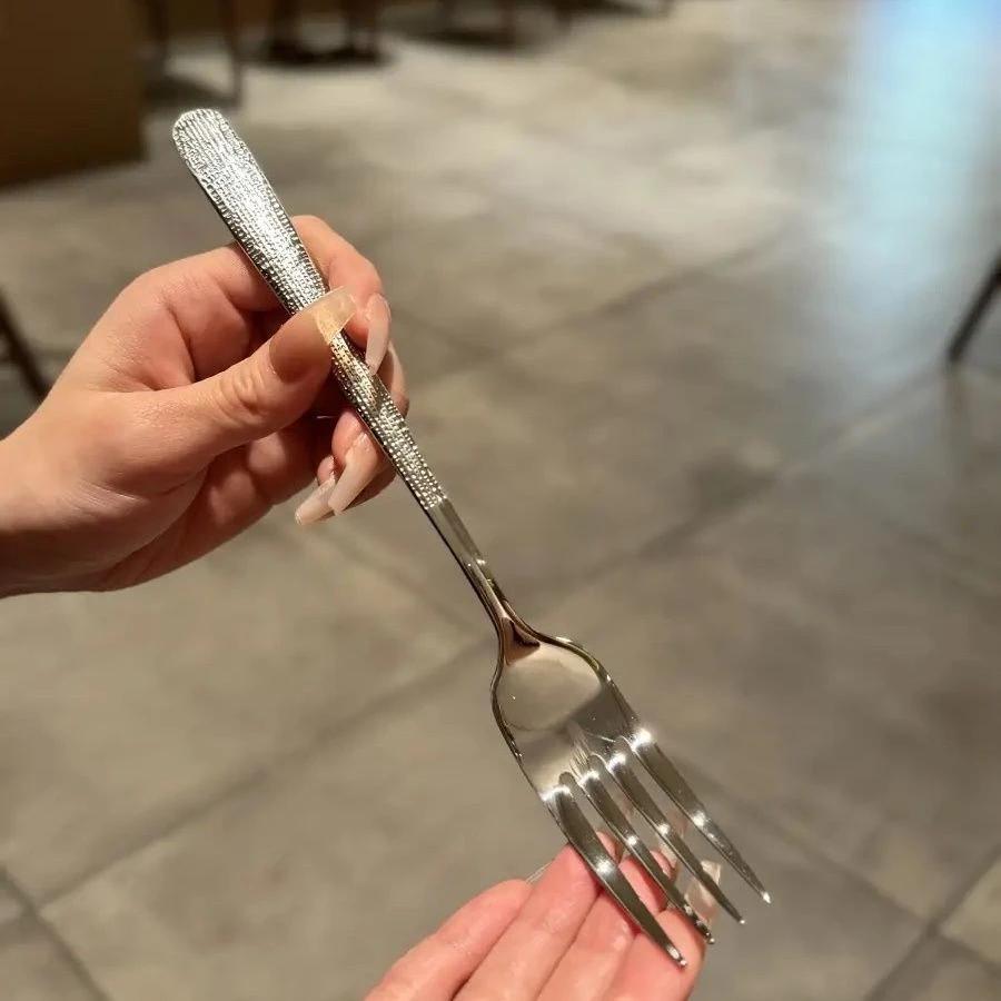 高品质轻奢西餐刀叉勺套装精致家用雕花锤纹两件套刀甜品勺餐具