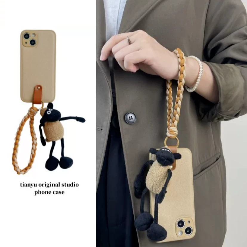 毛绒小羊公仔挂件适用苹果16promax 手机壳iphone15斜挎华为荣耀