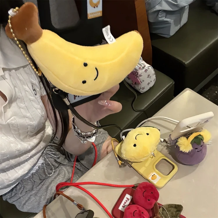 可爱毛绒水果表情背夹斜挎适用于苹果15promax手机壳14创意13斜跨