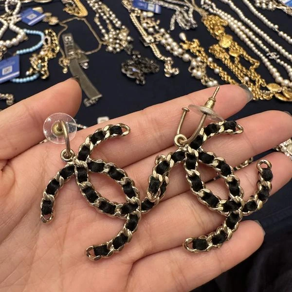 Chanel缎面皮穿双c耳钉