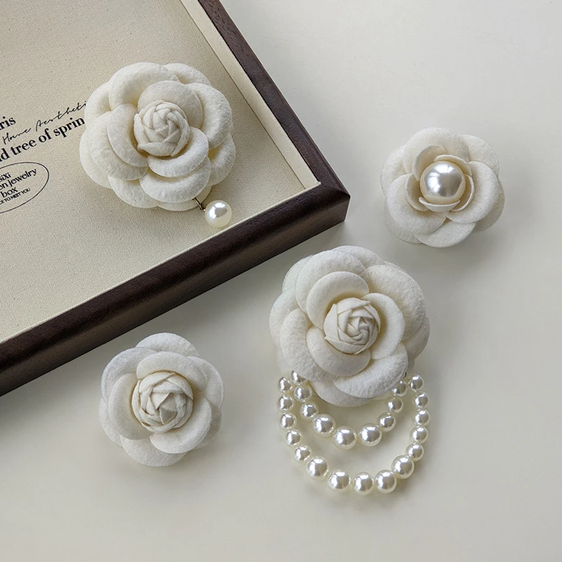 山茶花珍珠胸针高档精致小香风仿羊绒胸花装饰西装毛衣别针配饰新
