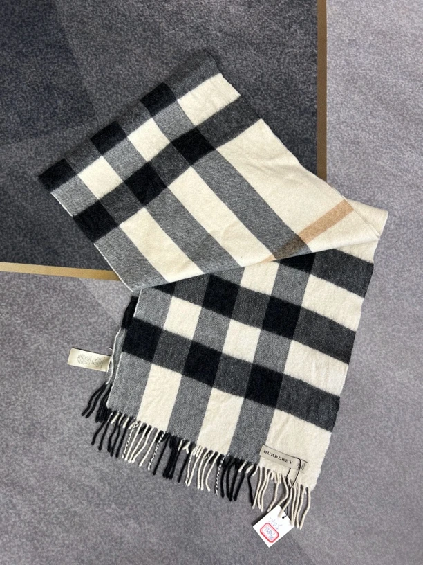 Burberry黑白格纹围巾95新
