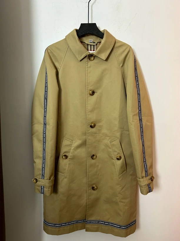 Burberry卡其色大衣外套95新