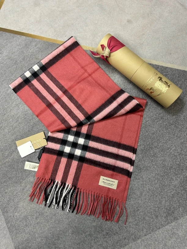 Burberry粉色格纹围巾99新