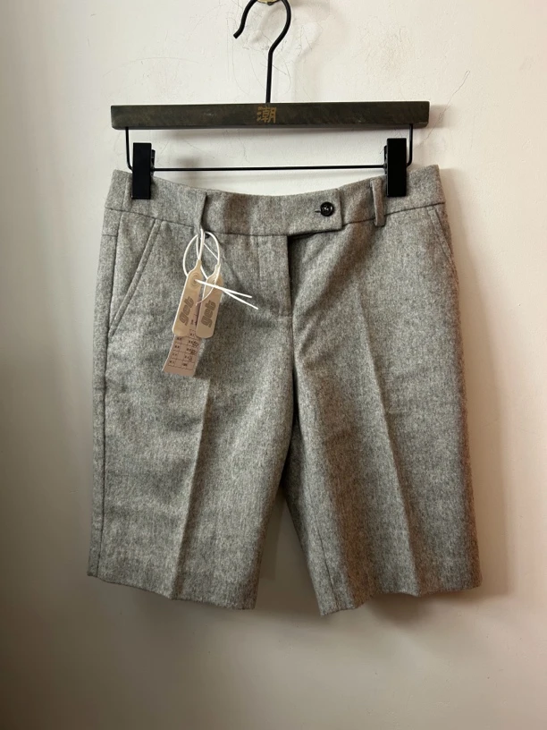 Burberry灰色短裤99新