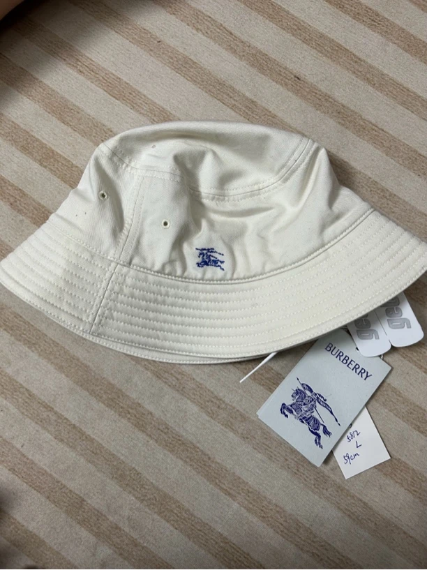 Burberry白色战马渔夫帽99新