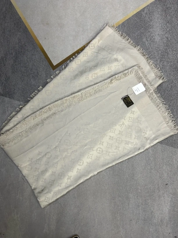 lv灰米色满印围巾95新