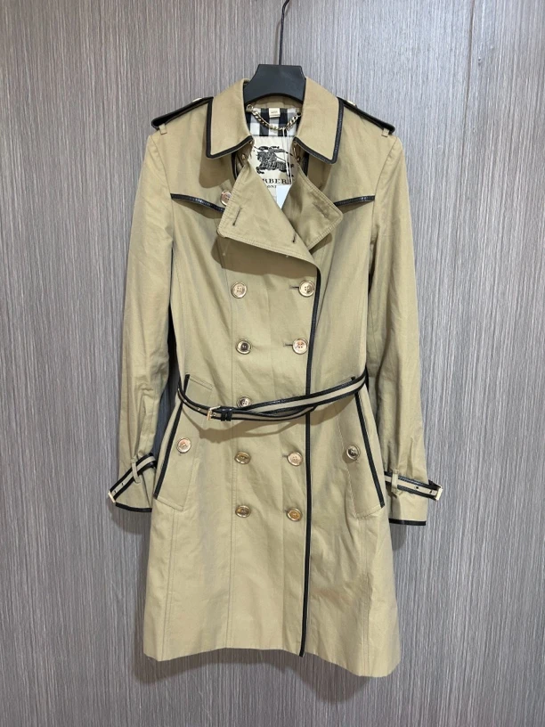 Burberry军绿色风衣外套95新