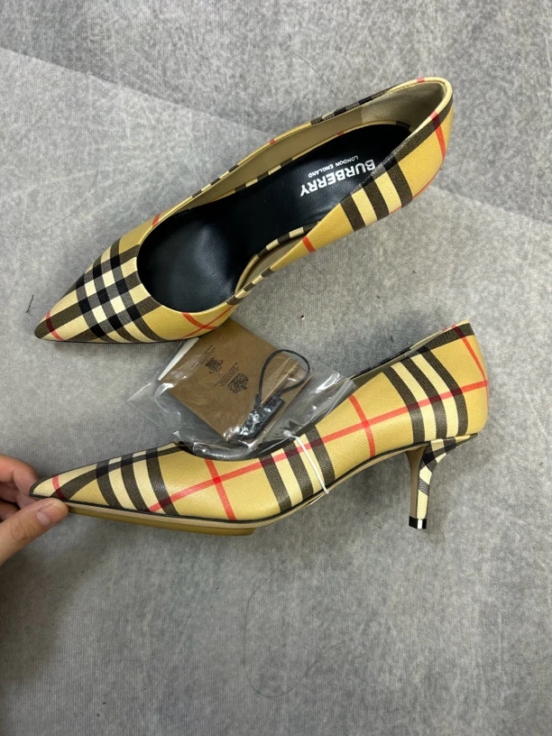 Burberry经典格纹尖头高跟鞋99新36/37/38