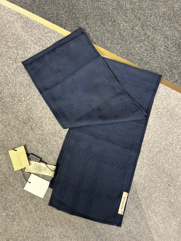 Burberry藏青色真丝围巾99新