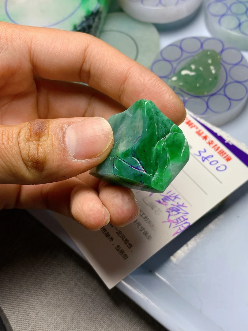 缅甸天然翡翠A货 阳绿挂件料