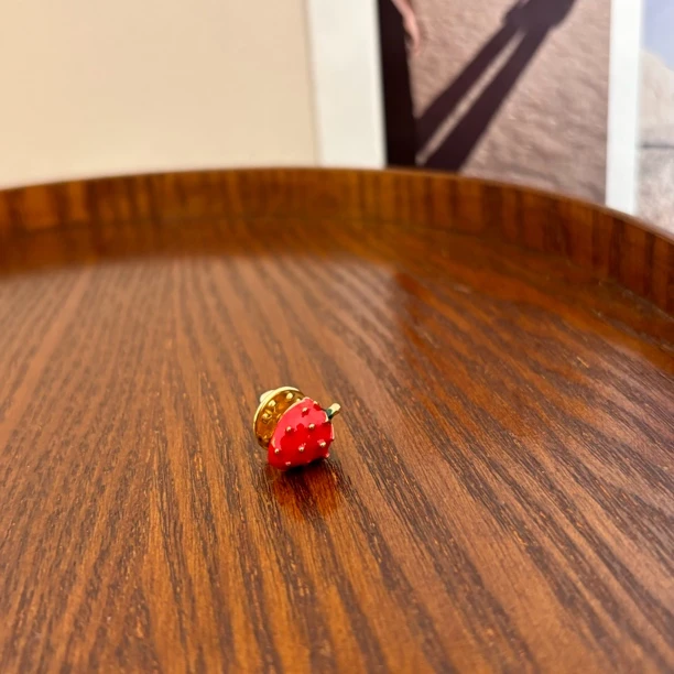 铜合金胸针 小草莓胸针XZ069