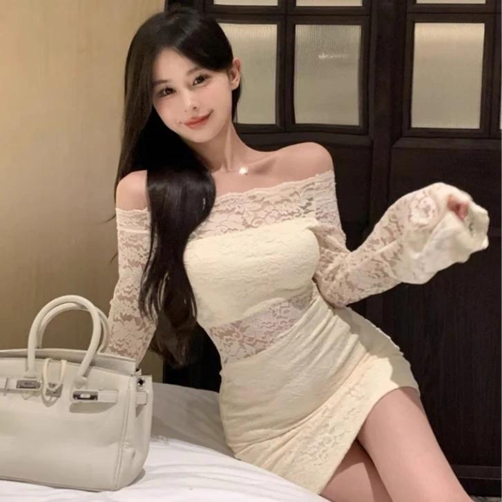 跨年穿搭辣妹风性感喇叭袖蕾丝连衣裙女2025秋冬显瘦露腰包臀短裙