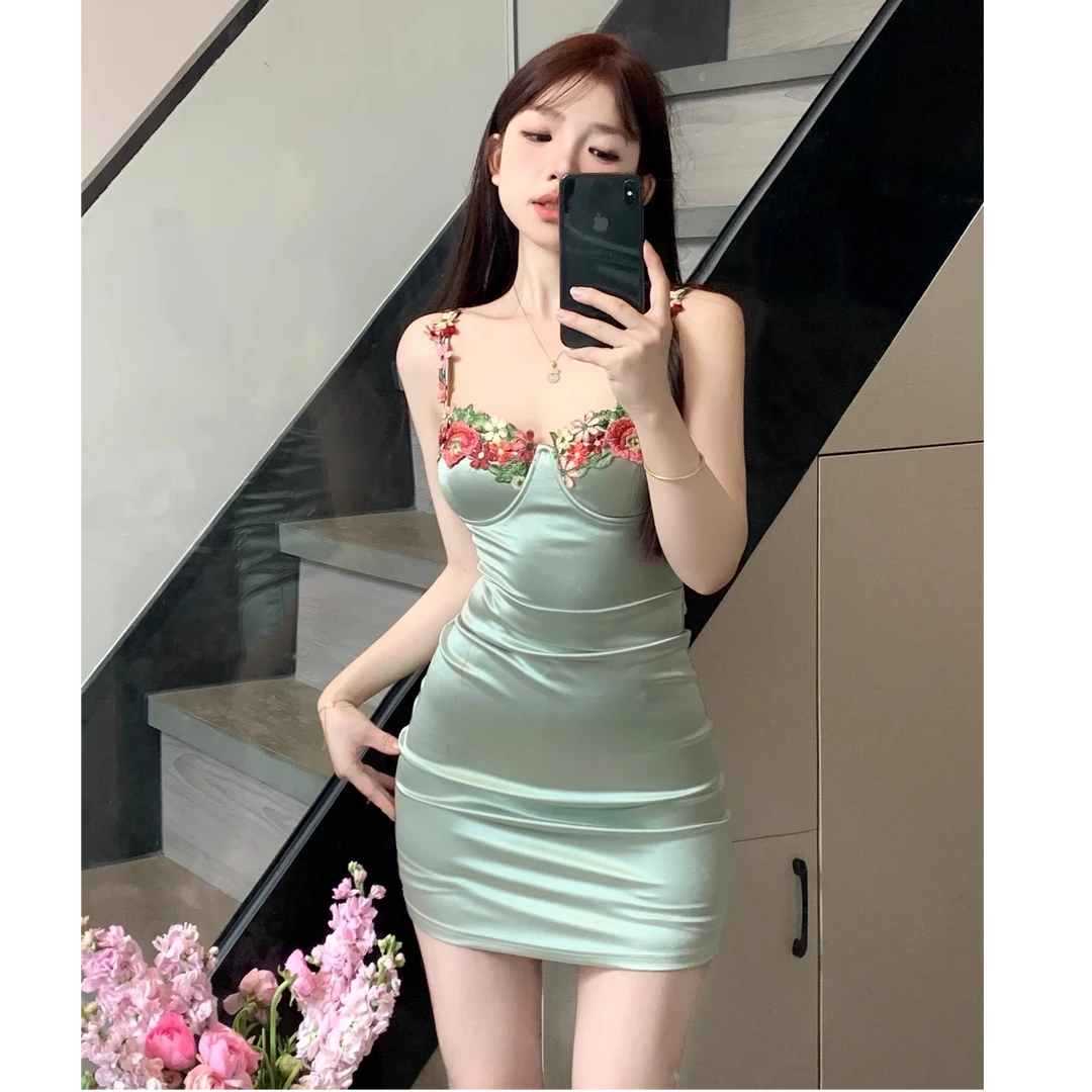 法式流光风刺绣吊带连衣裙女2025秋冬显瘦包臀裙御姐穿搭生日短裙