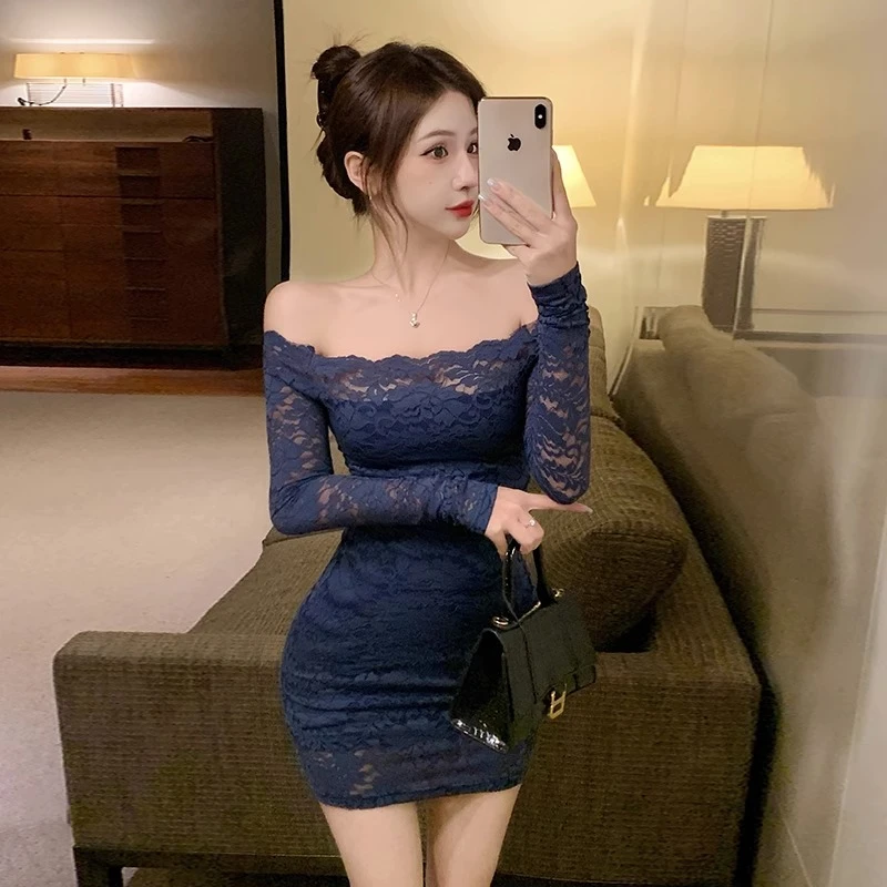 法式尤莱特性感一字肩蕾丝连衣裙2025秋季显瘦高智淡人修身包臀裙