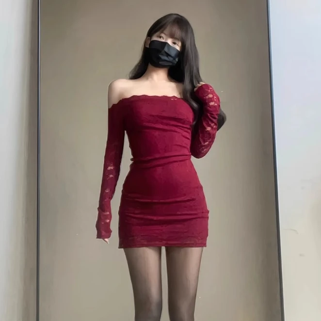 法式尤莱特一字肩蕾丝连衣裙女秋冬高智淡人风情万种紧身包臀短裙