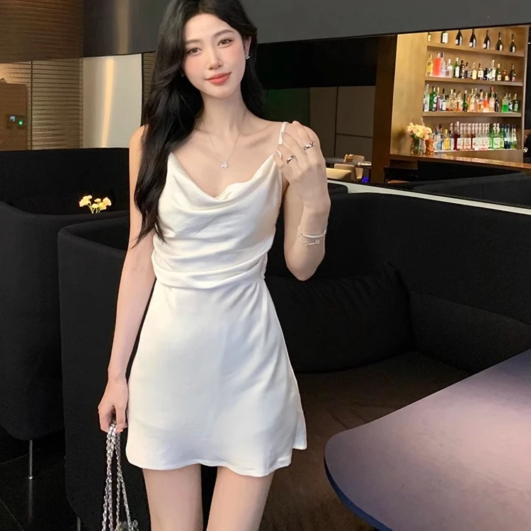 法式名媛小众感缎面连衣裙2024早秋露肩纯欲收腰显瘦气质吊带裙